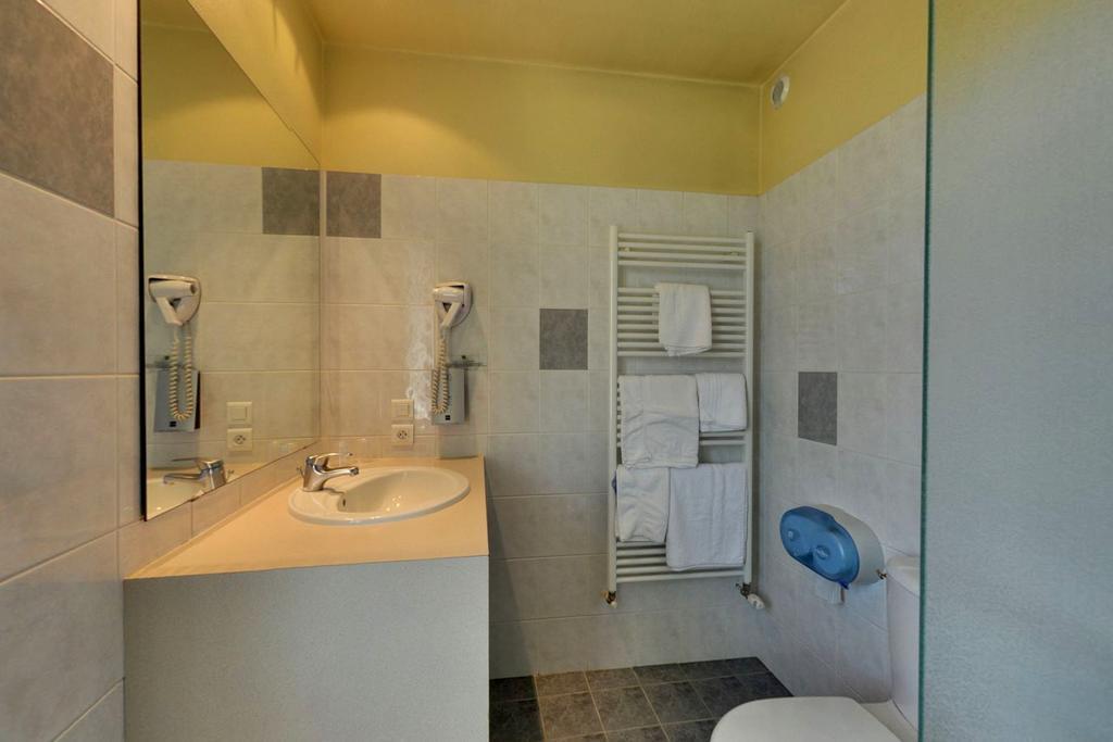 Logis Auberge Des Vieux Chenes Malemort ภายนอก รูปภาพ