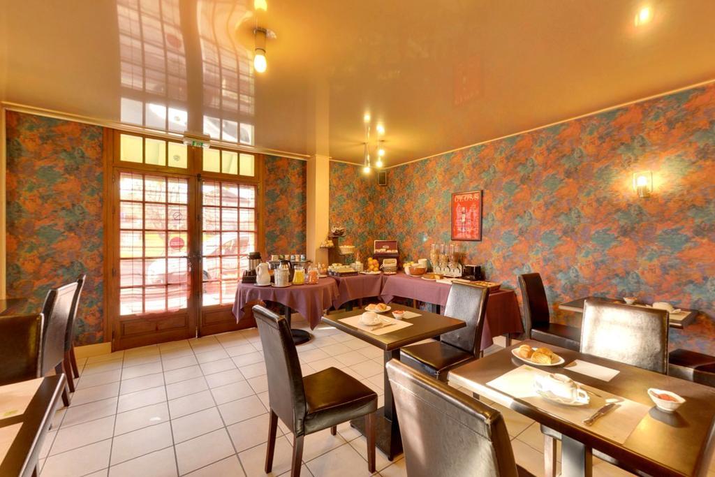 Logis Auberge Des Vieux Chenes Malemort ภายนอก รูปภาพ