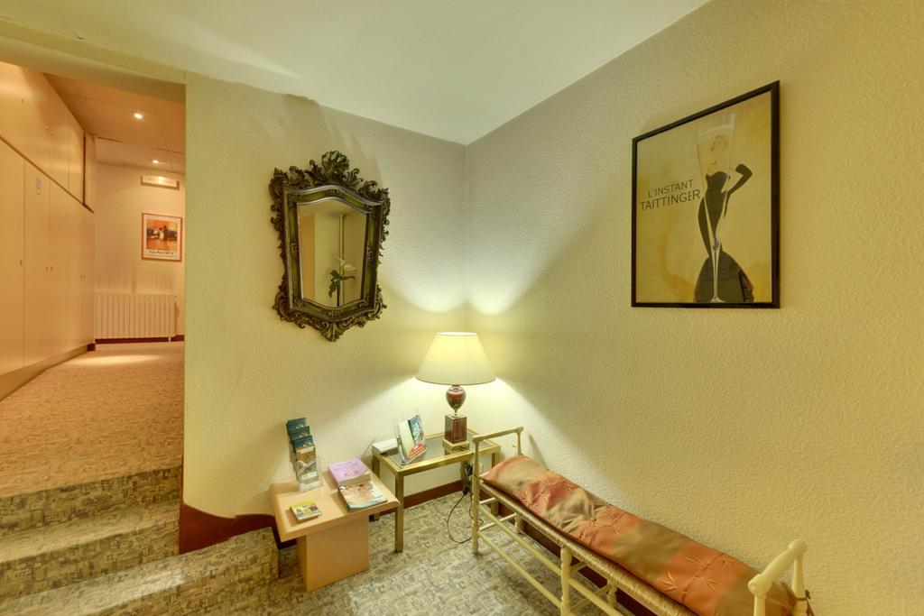 Logis Auberge Des Vieux Chenes Malemort ภายนอก รูปภาพ