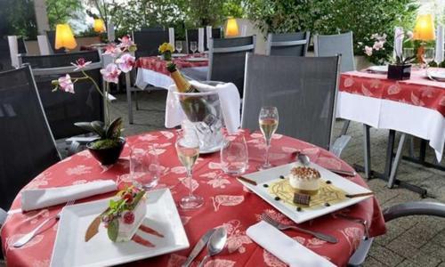 Logis Auberge Des Vieux Chenes Malemort ภายนอก รูปภาพ