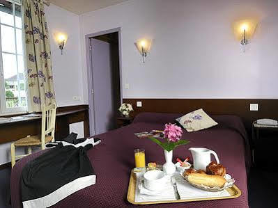 Logis Auberge Des Vieux Chenes Malemort ภายนอก รูปภาพ