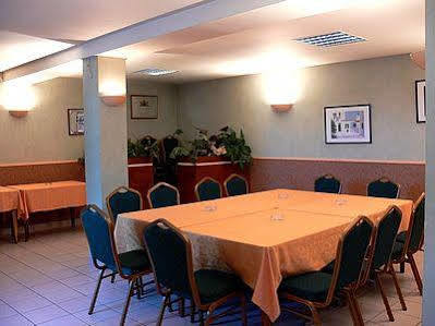 Logis Auberge Des Vieux Chenes Malemort ภายนอก รูปภาพ